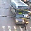 Pedestre escapa de atropelamento por &ocirc;nibus desgovernado na R&uacute;ssia