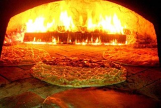 forno de lenha Pizzaria Santa Pizza